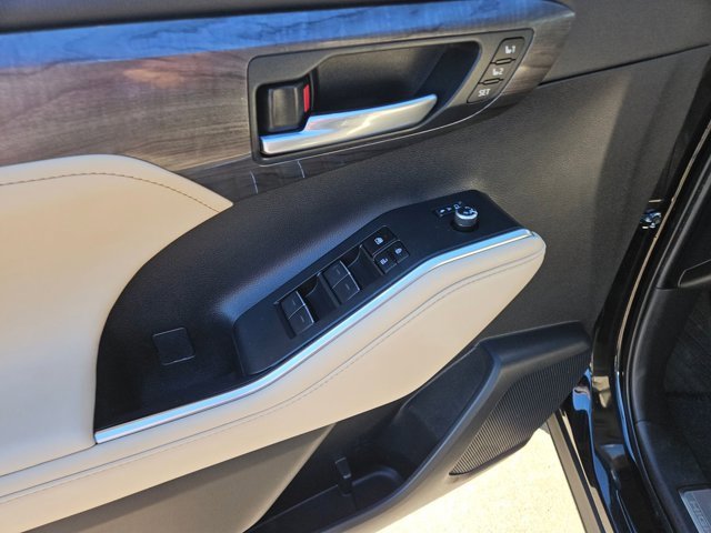 Used 2023 Toyota Highlander Limited image 16