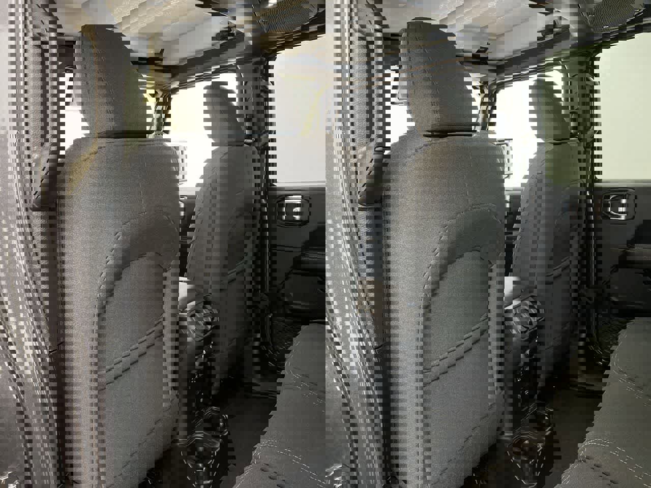 Used 2025 Jeep Wrangler Sahara image 15