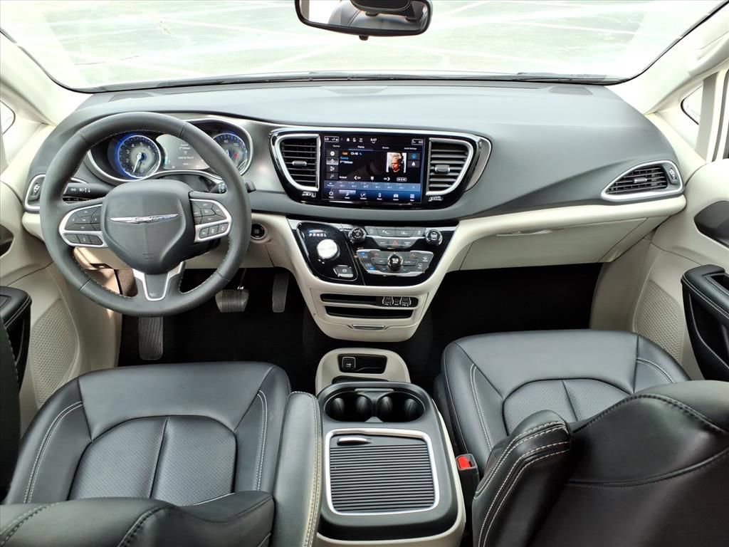 Used 2024 Chrysler Pacifica Touring-L FWD image 28