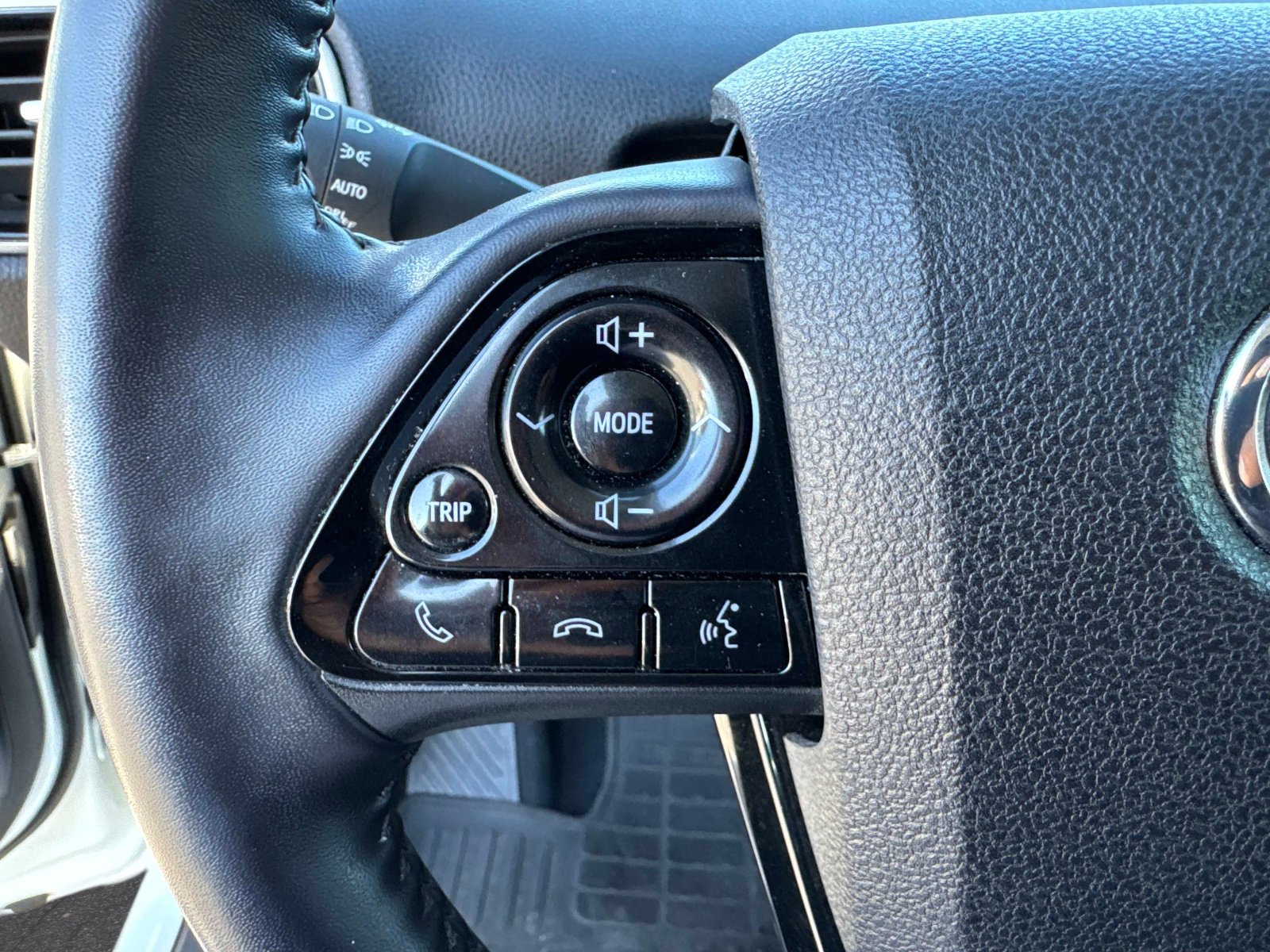 Used 2020 Toyota Prius XLE w/ Advanced Technology Package image 29