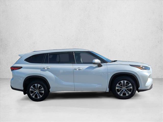 Used 2022 Toyota Highlander XLE AWD/4WD image 4