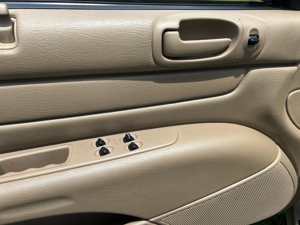 Used 2002 Chrysler Sebring LX image 10