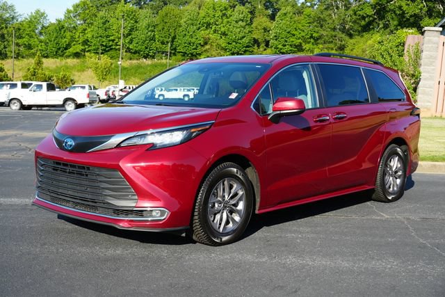 Used 2023 Toyota Sienna XLE FWD image 3