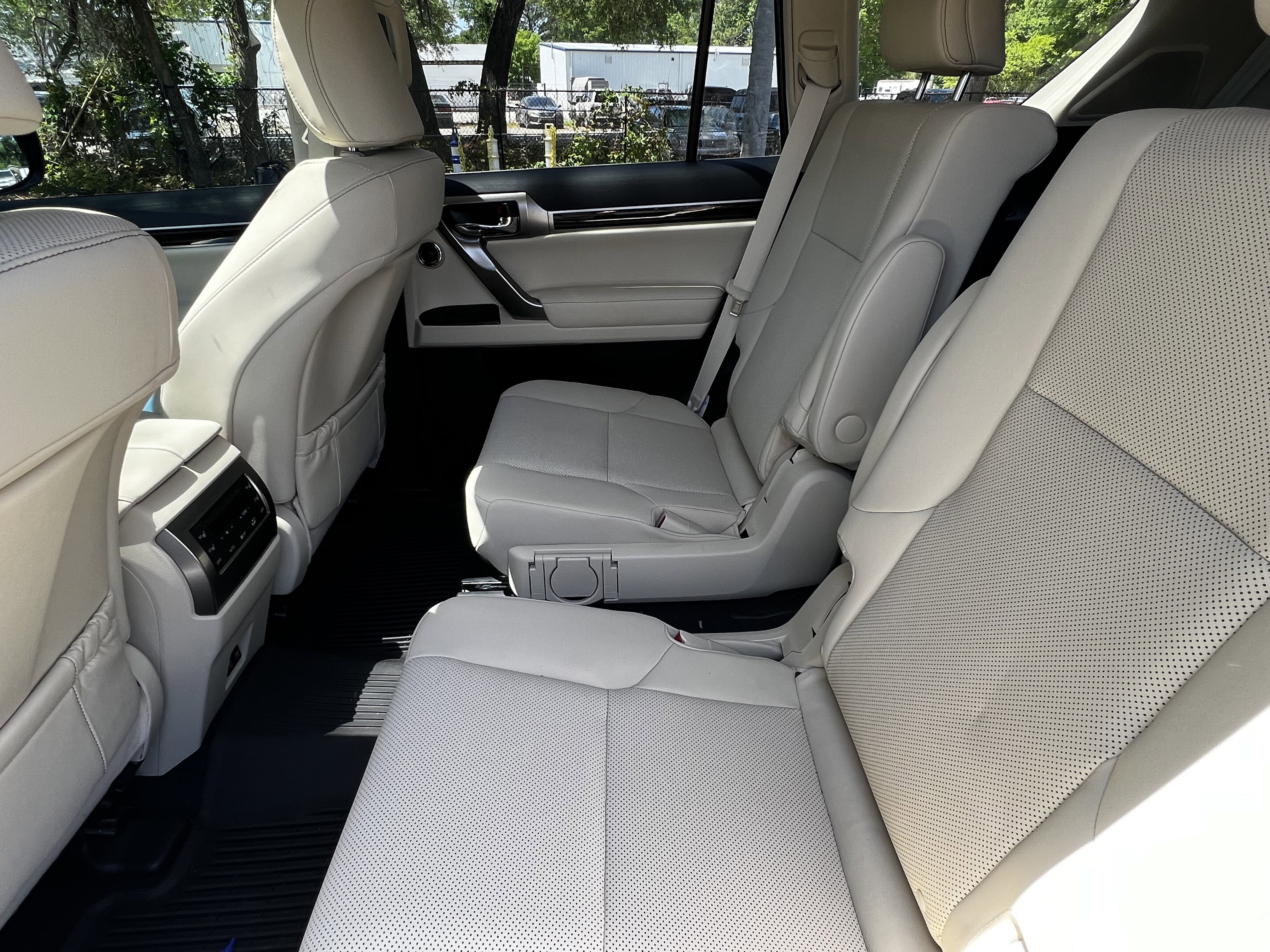 Used 2023 Lexus GX 460 Premium w/ Accessory Package image 34