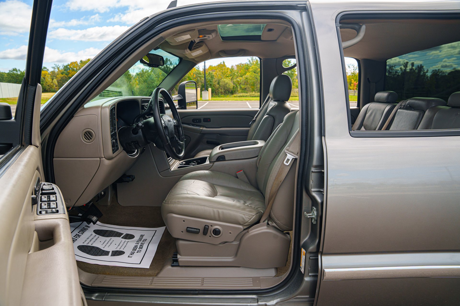 Used 2007 GMC Sierra 2500 SLT w/ Heavy-Duty Power Package AWD/4WD image 32