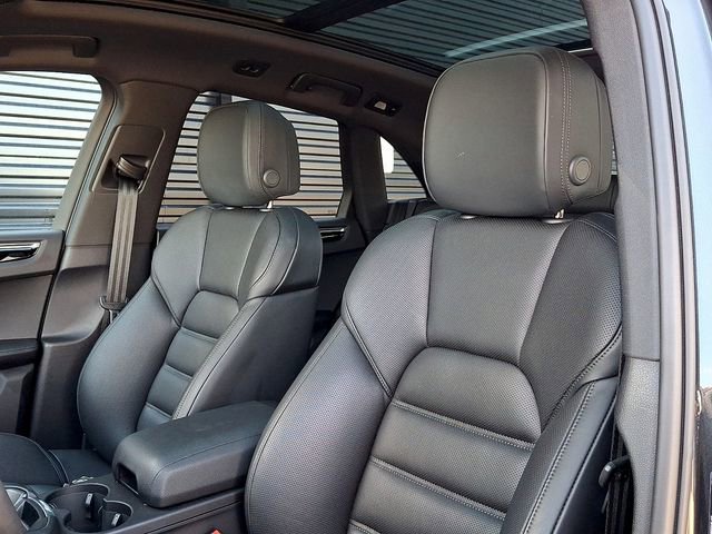 Certified 2026 Porsche Macan AWD/4WD image 5