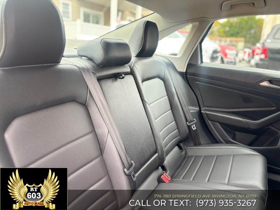 Used 2024 Volkswagen Jetta SE FWD image 11