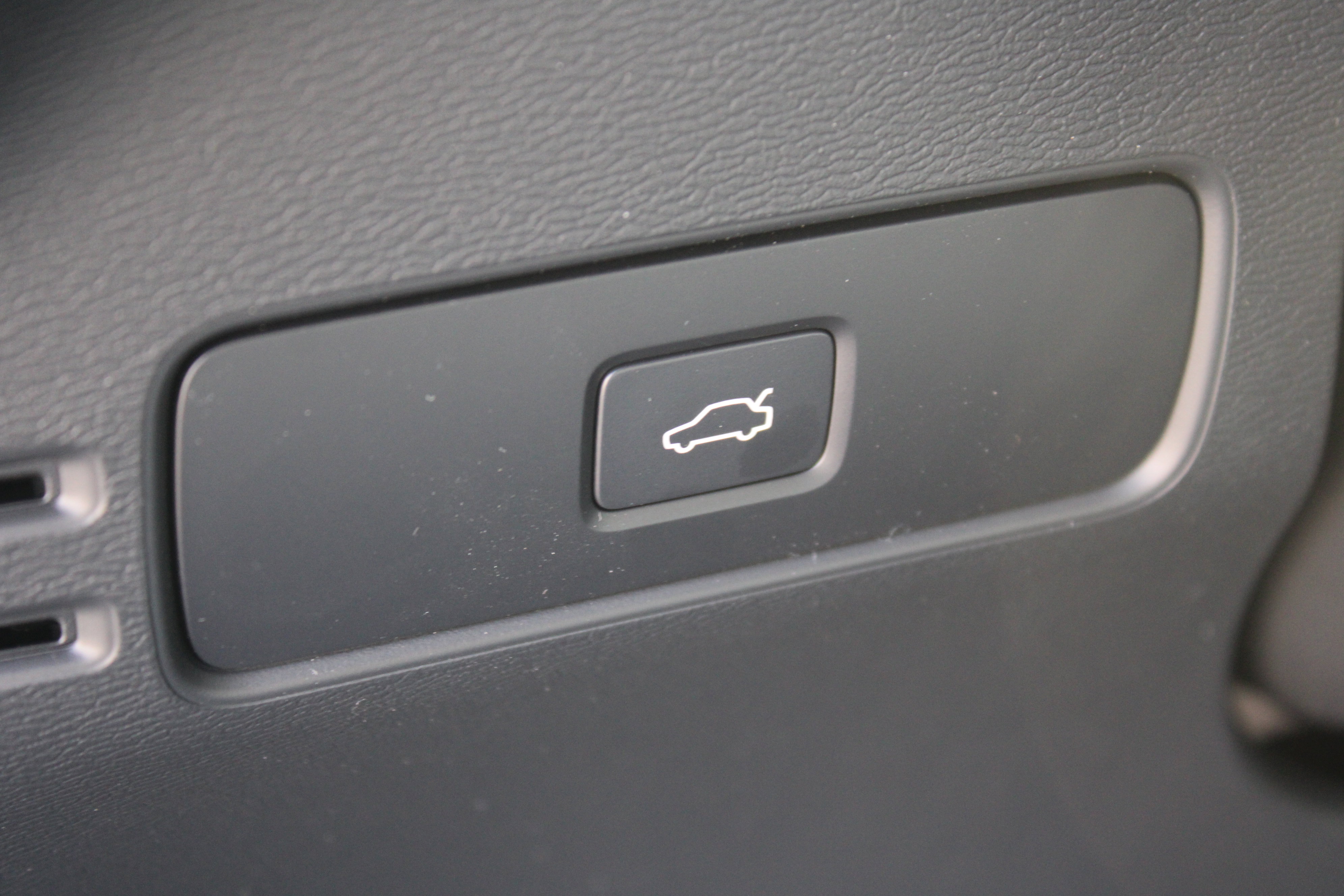 New 2025 Volvo XC40 B5 Plus w/ Protection Package Premier image 18