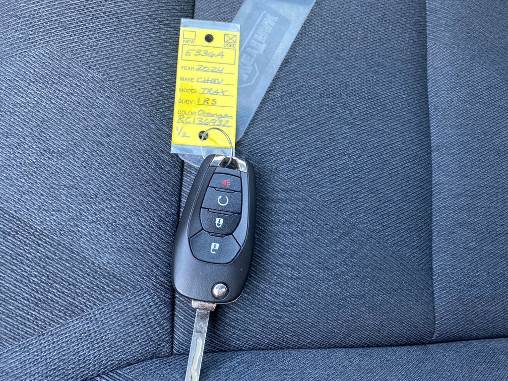 Used 2024 Chevrolet Trax RS w/ Sunroof Package image 24