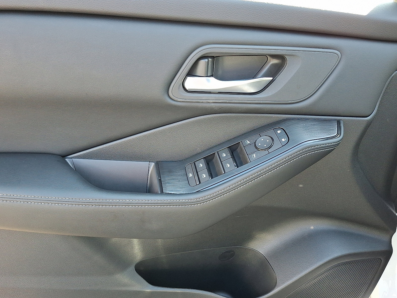 Certified 2025 Nissan Rogue SV image 13