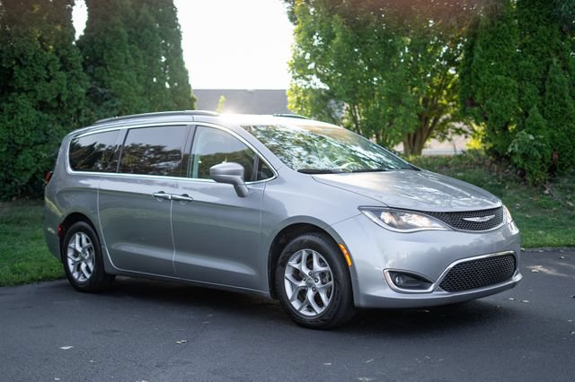 Used 2019 Chrysler Pacifica Touring Plus w/ Tire & Wheel Group FWD image 3