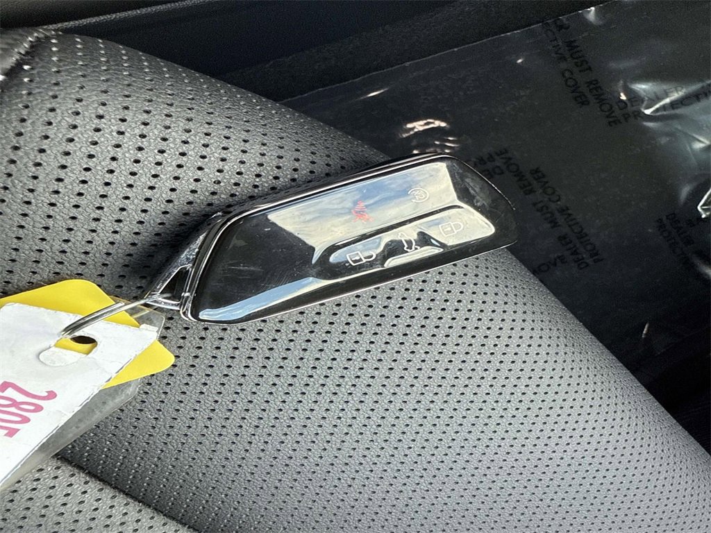 Used 2025 Volkswagen Atlas Cross Sport SE image 33