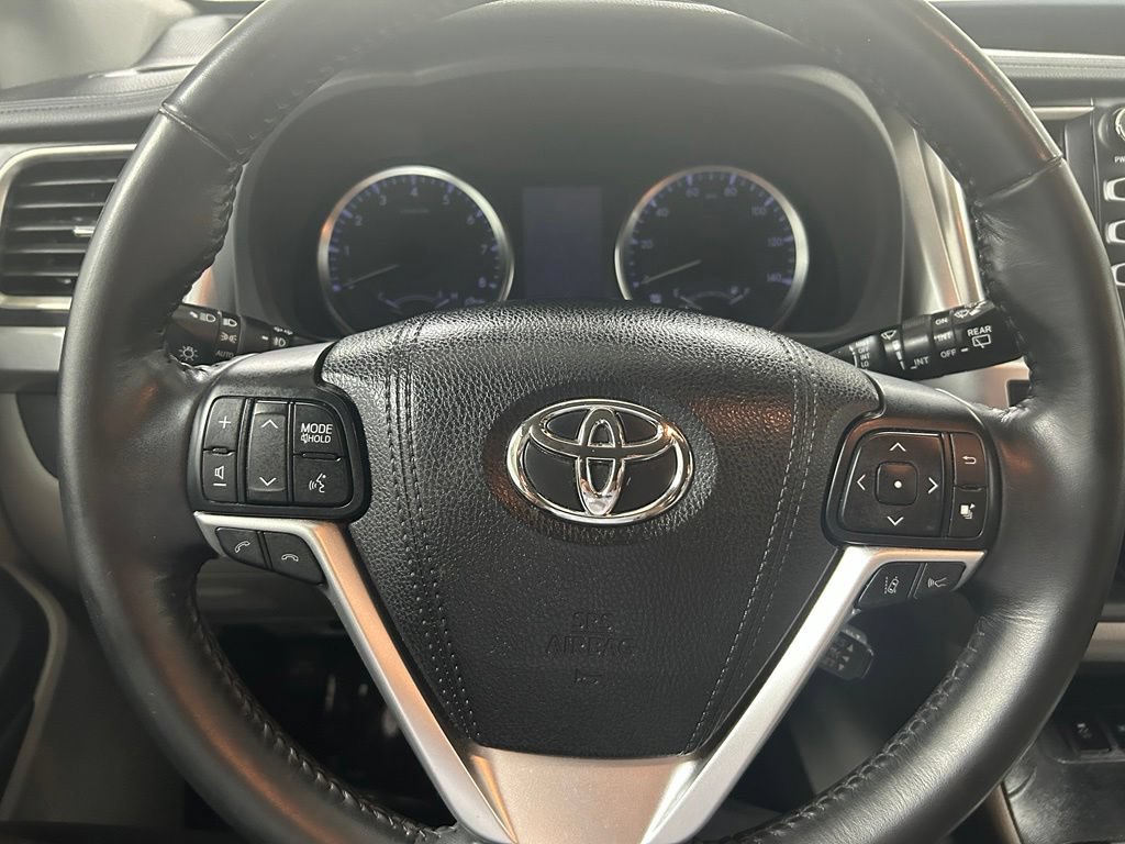 Used 2018 Toyota Highlander Plus AWD/4WD image 18