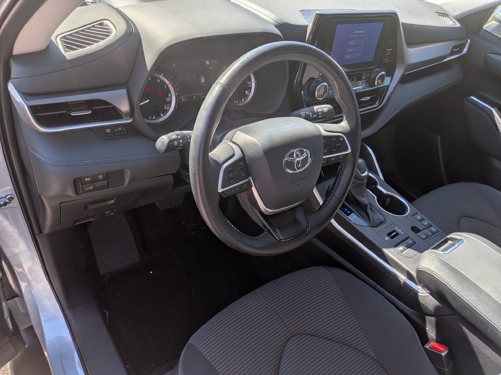 Used 2024 Toyota Highlander LE AWD/4WD image 14