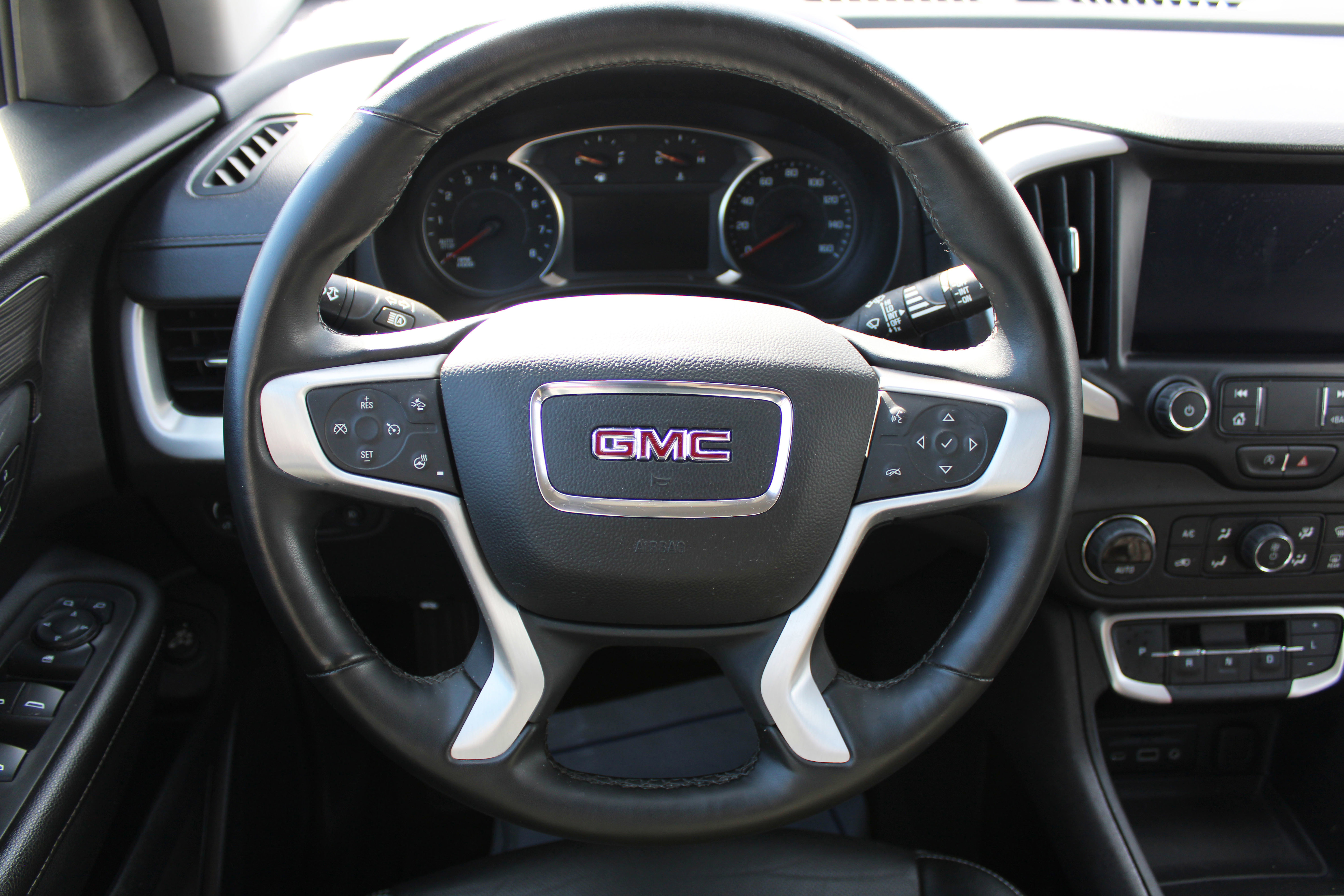 Used 2024 GMC Terrain SLT image 39