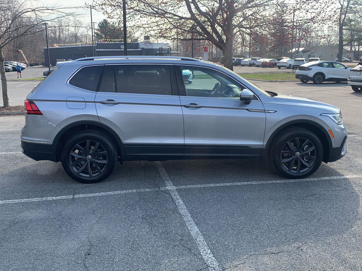 Used 2024 Volkswagen Tiguan SE w/ Panoramic Sunroof Package image 6