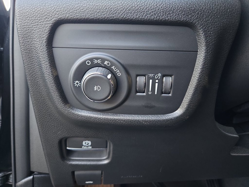 Used 2023 Jeep Grand Cherokee Limited image 28