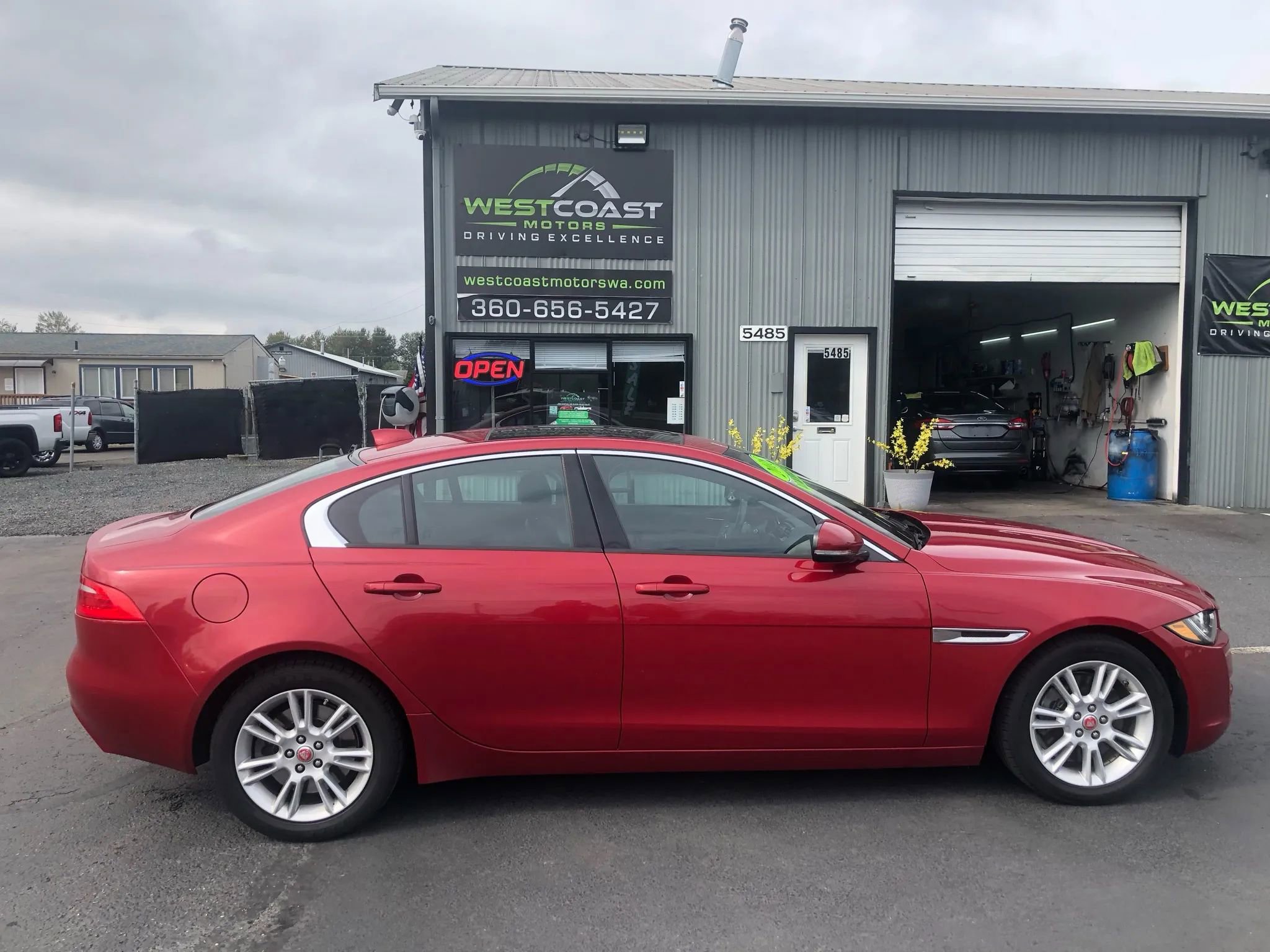 Used 2018 Jaguar XE Premium RWD image 9