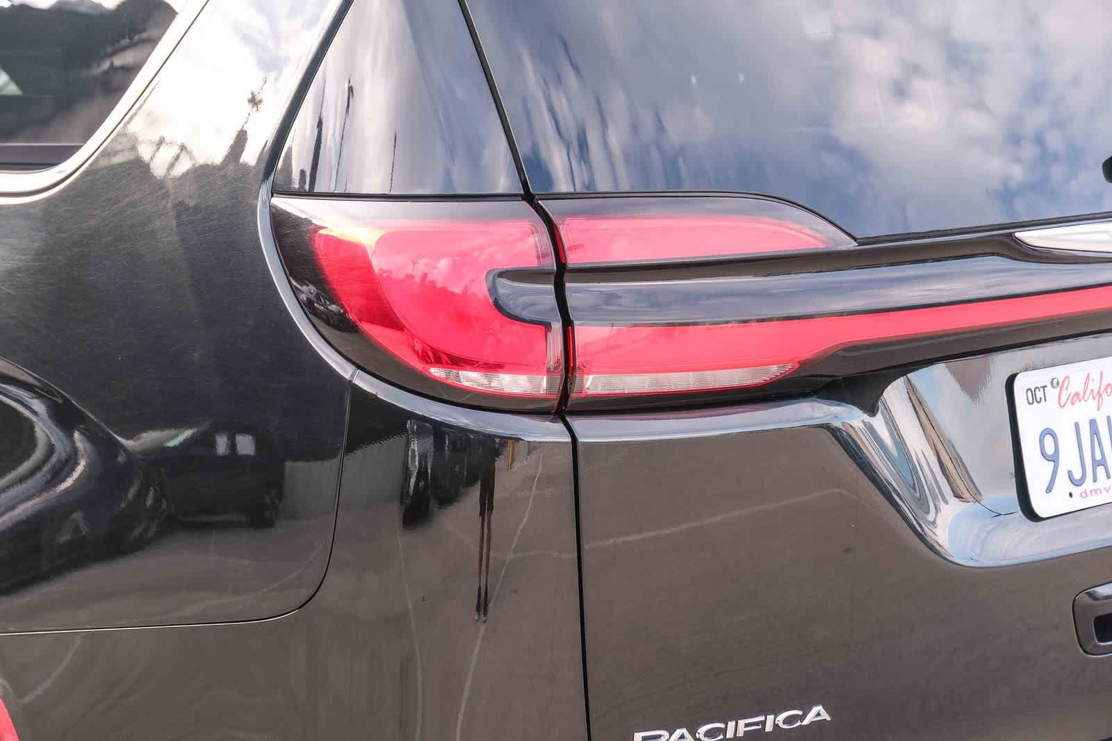 Used 2023 Chrysler Pacifica Touring-L FWD image 7