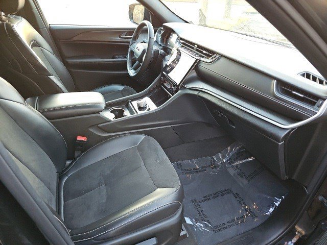 Used 2024 Jeep Grand Cherokee Altitude image 11