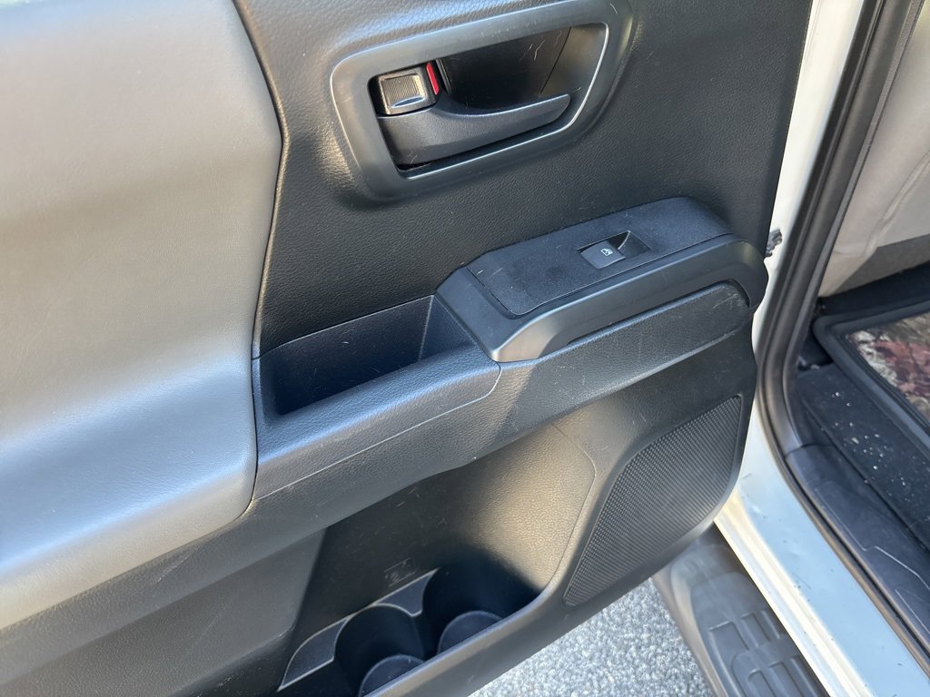 Used 2017 Toyota Tacoma SR image 4