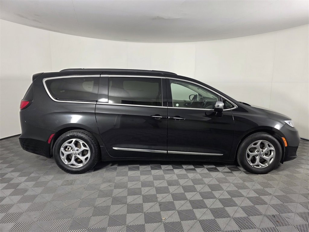 Used 2023 Chrysler Pacifica Limited image 4
