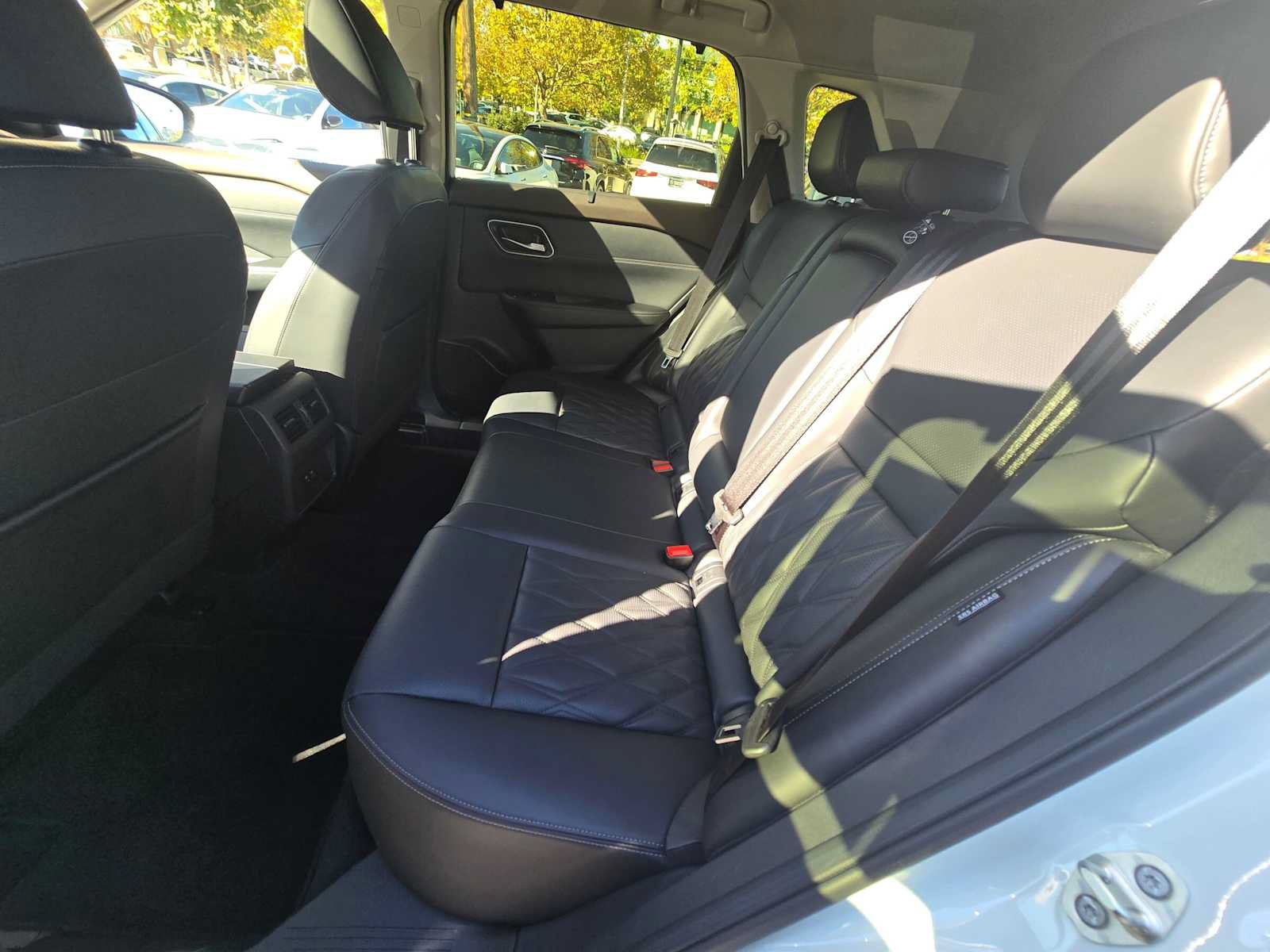 Used 2023 Nissan Rogue Platinum FWD image 18
