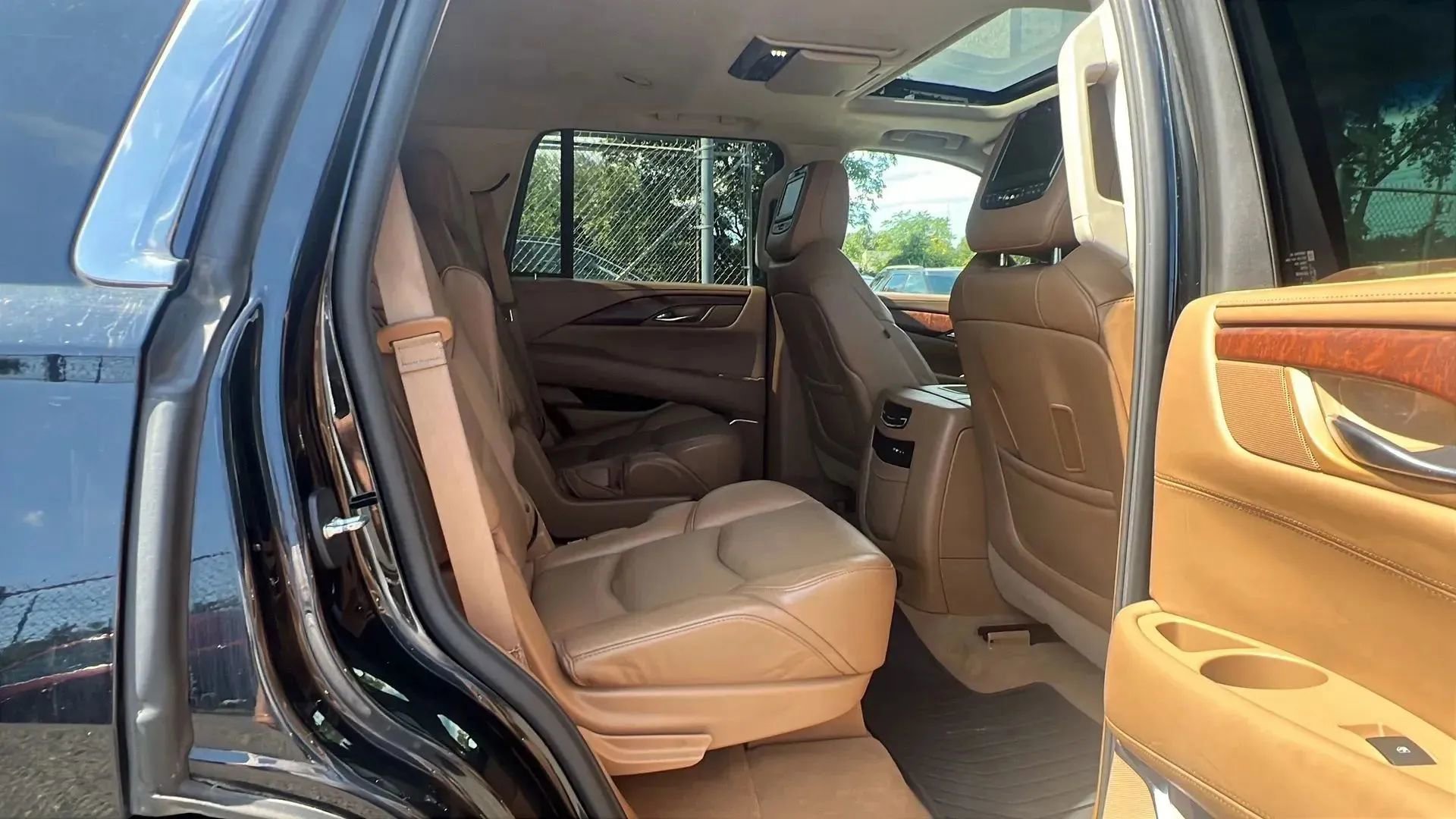 Used 2016 Cadillac Escalade Platinum image 31