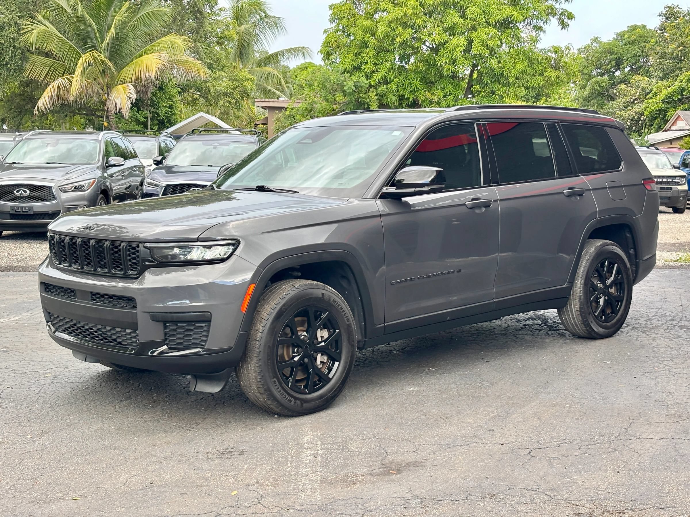 Used 2025 Jeep Grand Cherokee L Laredo RWD image 4