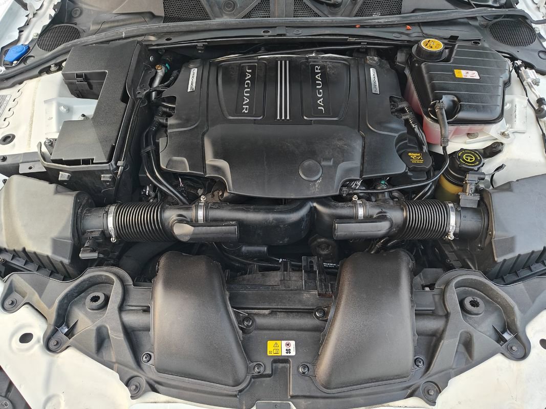 Used 2015 Jaguar XF Portfolio image 30