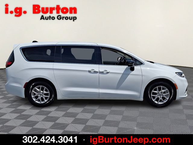 Certified 2024 Chrysler Pacifica Touring-L FWD image 7