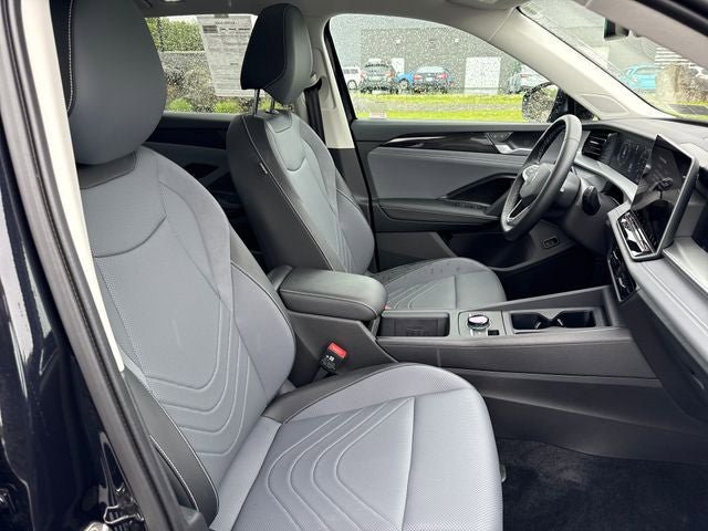 Used 2025 Volkswagen Tiguan SE AWD/4WD image 13