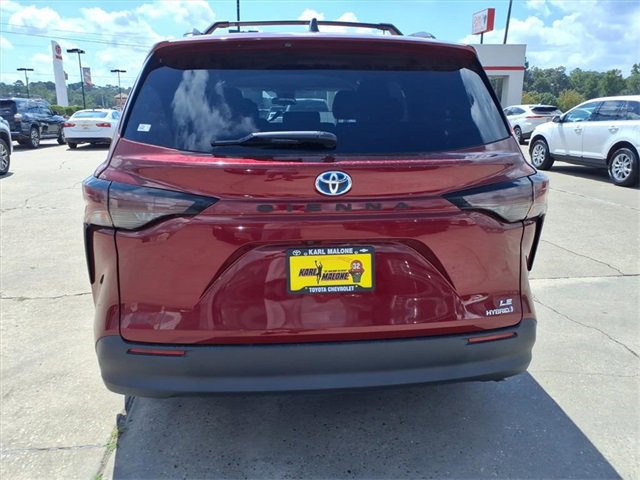 Used 2023 Toyota Sienna LE image 3