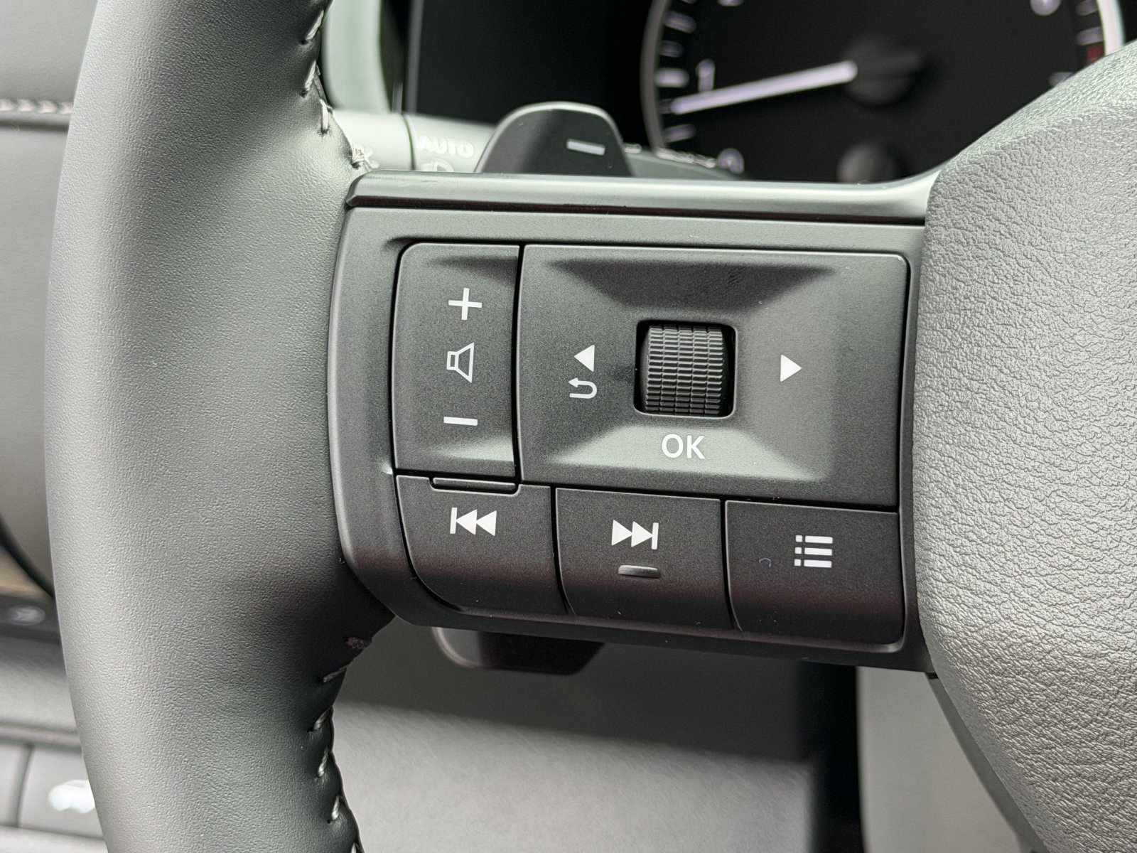 New 2026 Nissan Pathfinder SV w/ SV Premium Package FWD image 12