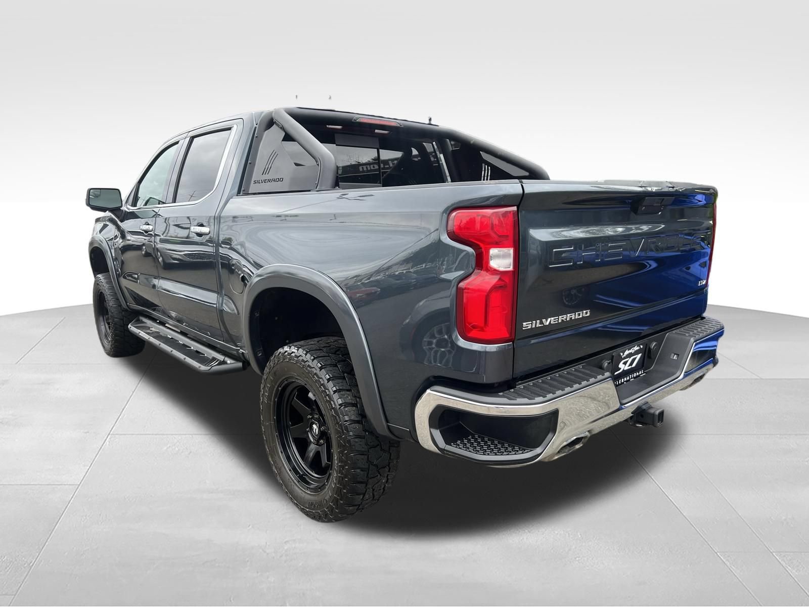 Used 2019 Chevrolet Silverado 1500 LTZ w/ LTZ Convenience Package AWD/4WD image 3