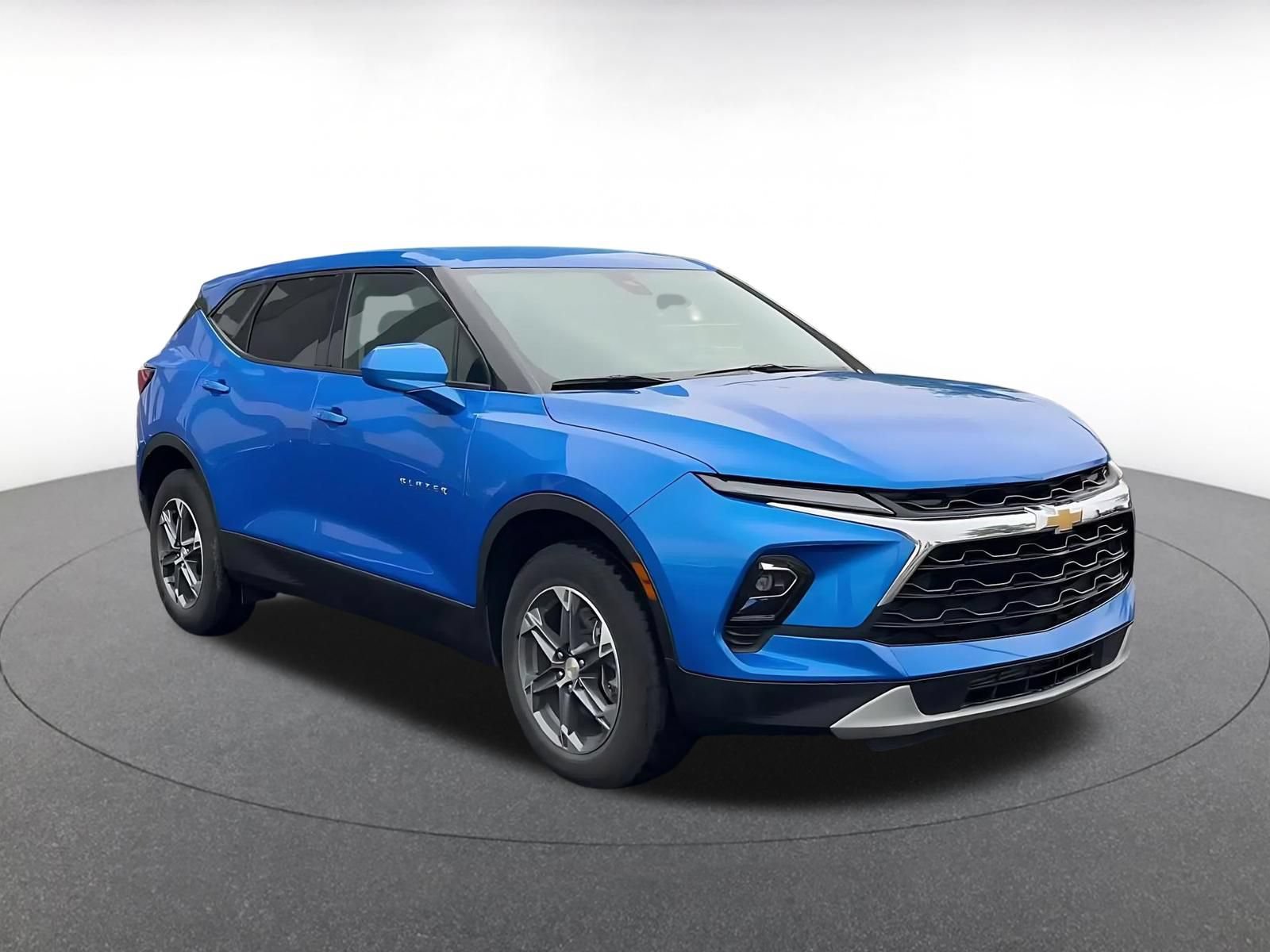 Used 2025 Chevrolet Blazer LT FWD image 3