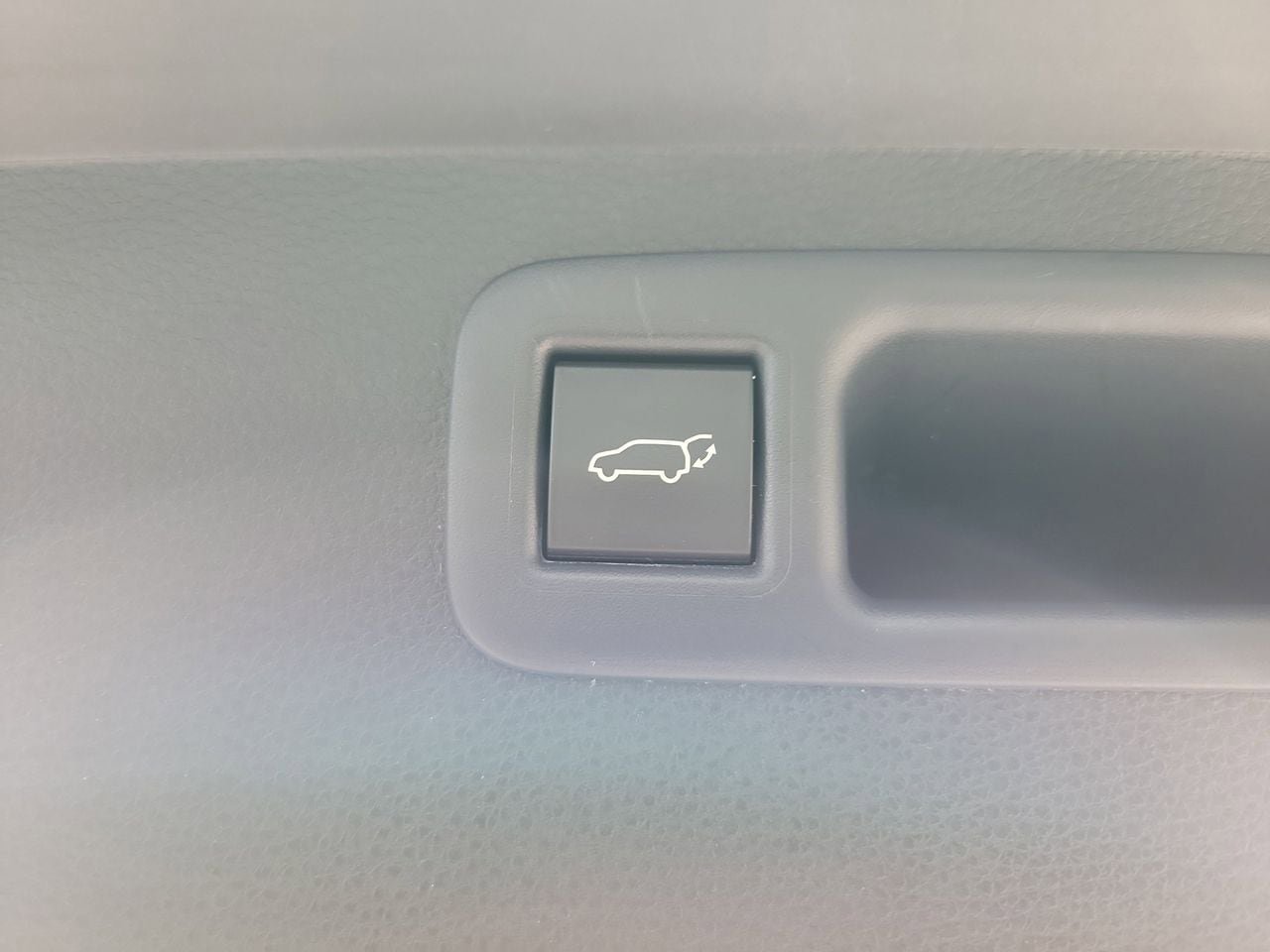 Used 2025 Toyota Highlander XLE FWD image 9