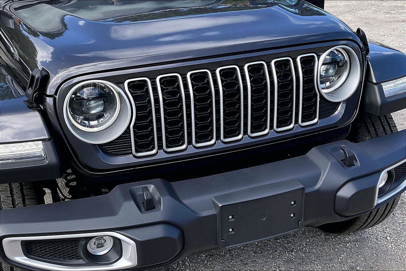 Used 2025 Jeep Wrangler Sahara AWD/4WD image 34