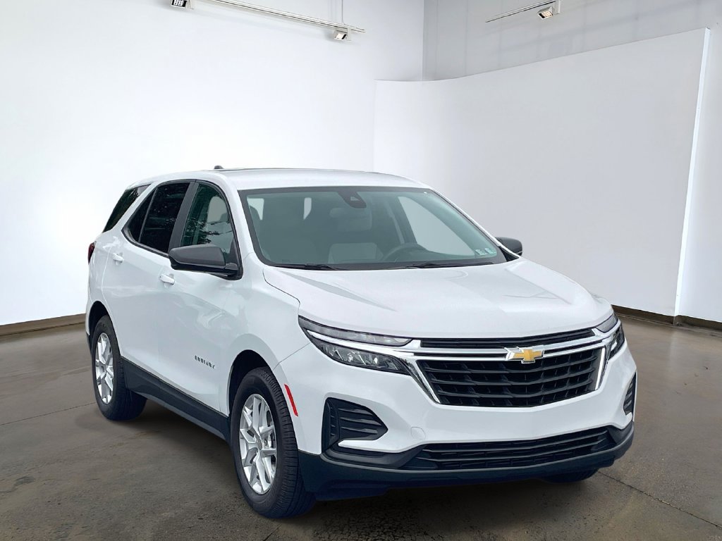 Used 2023 Chevrolet Equinox LS w/ LS Convenience Package FWD image 3