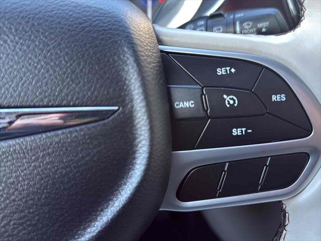 Used 2018 Chrysler Pacifica Limited image 22