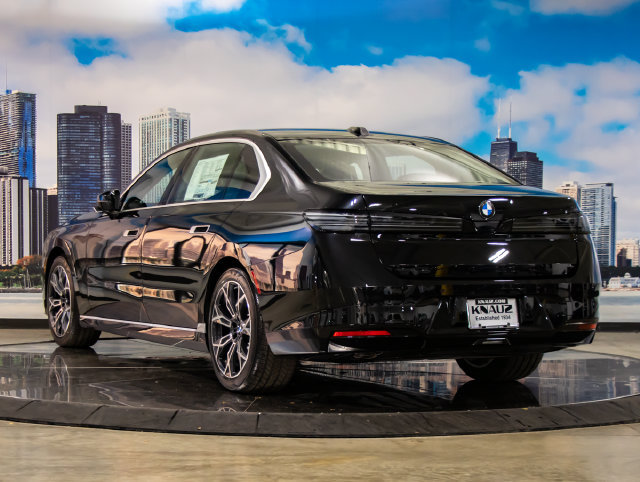 Used 2027 BMW 740i xDrive AWD/4WD image 9
