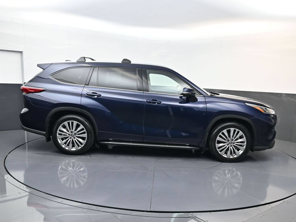 Used 2022 Toyota Highlander Platinum AWD/4WD image 2