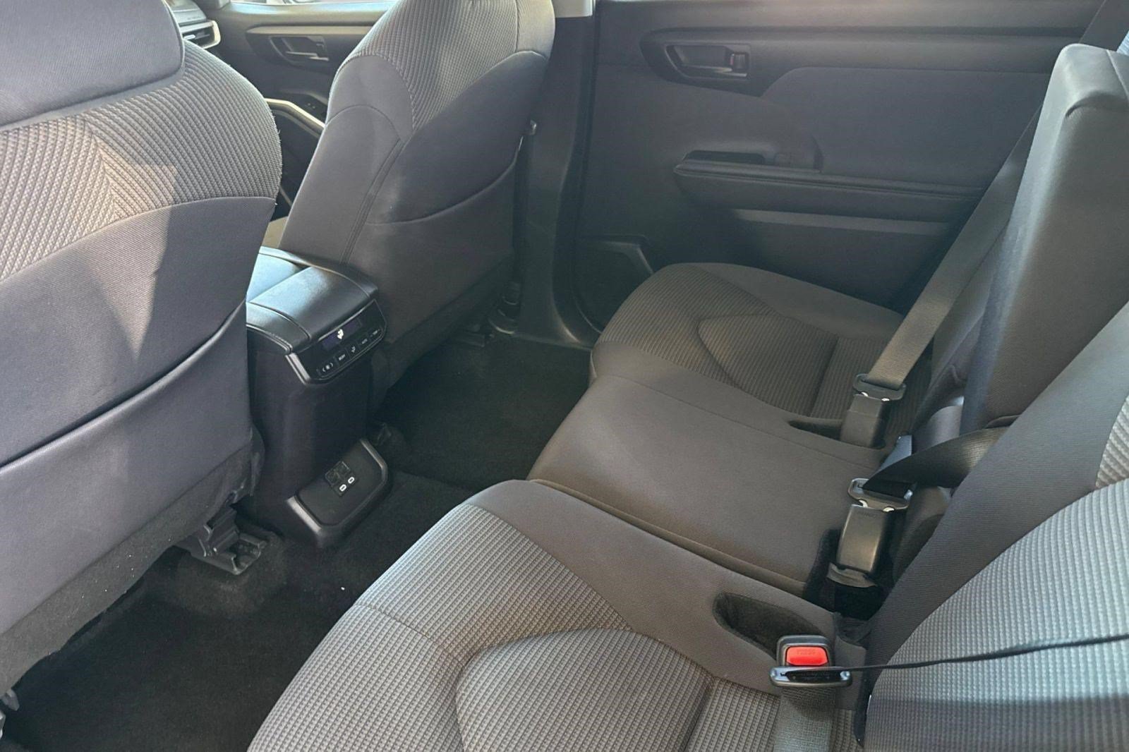 Used 2025 Toyota Highlander LE FWD image 26