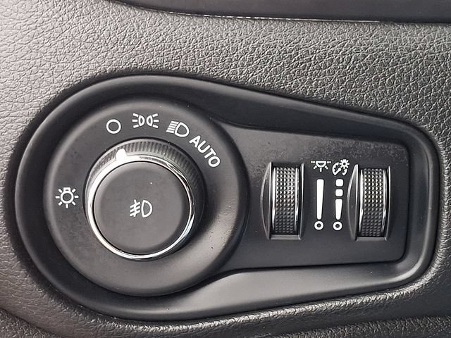 Used 2023 Jeep Renegade Trailhawk AWD/4WD image 25