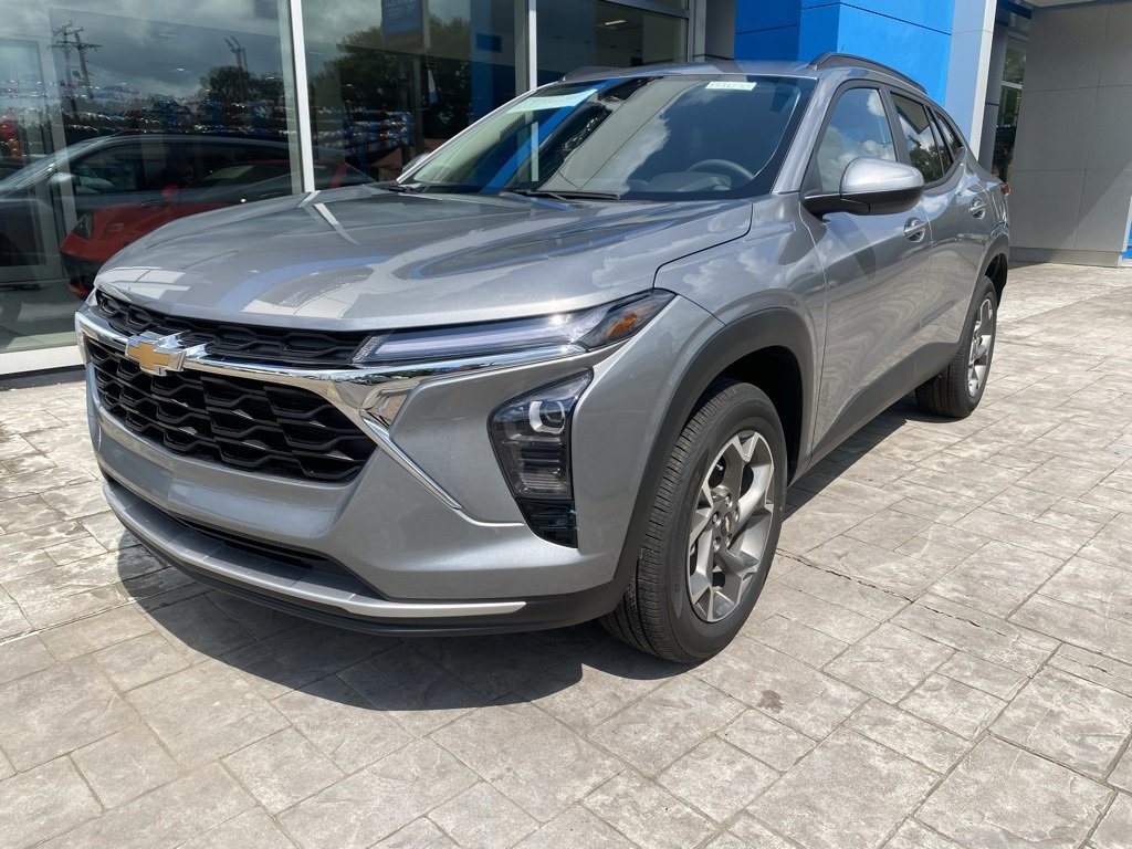 New 2025 Chevrolet Trax LT w/ LPO, Blackout Package