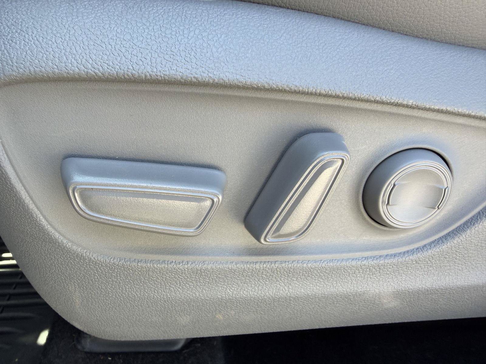 Used 2024 Toyota Highlander XLE AWD/4WD image 19