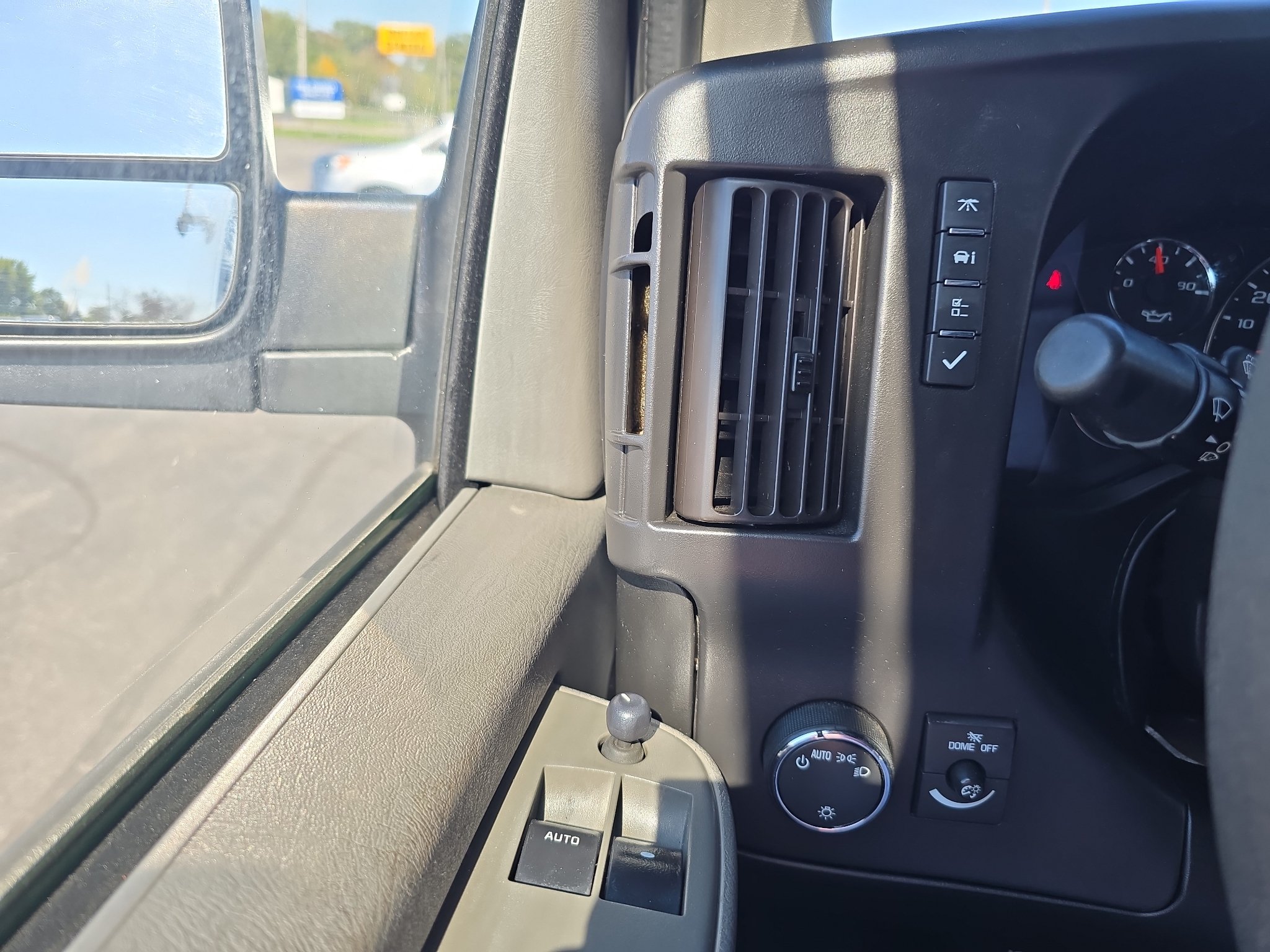 Used 2018 Chevrolet Express 2500 w/ Driver Convenience Package RWD image 21