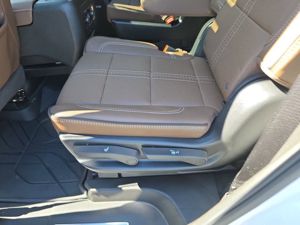 Used 2025 Chevrolet Tahoe High Country AWD/4WD image 18