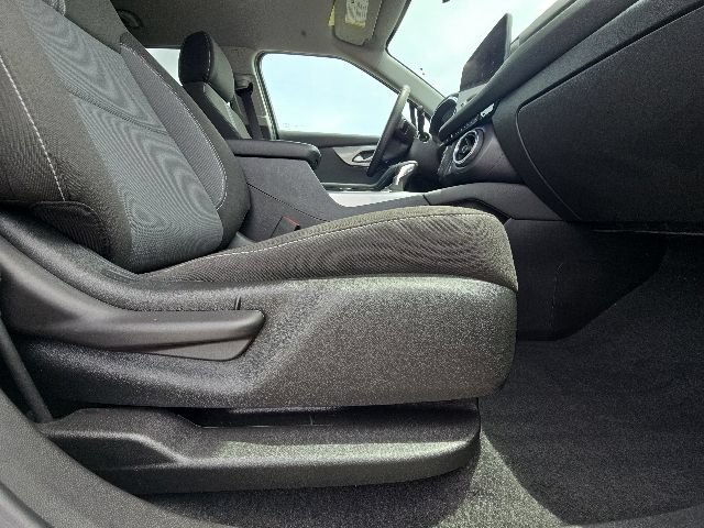 Used 2025 Chevrolet Blazer LT w/ Convenience Package FWD image 18
