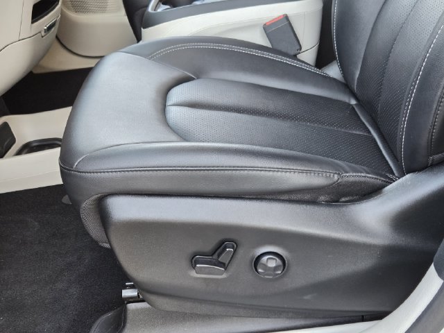 Used 2024 Chrysler Pacifica Touring-L FWD image 24